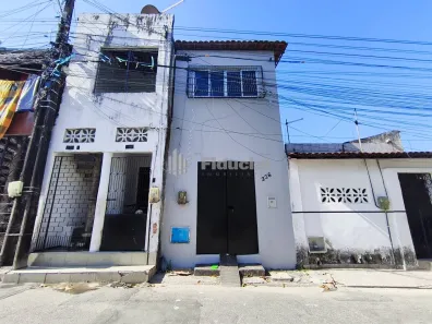 Casa com 2 Quartos para alugar, 70m² no Carlito Pamplona, Fortaleza