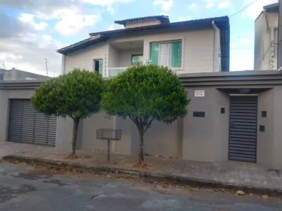 Sobrado com 4 Quartos à venda, 228m² no Copacabana, Belo Horizonte