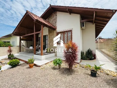 Casa com 3 Quartos à venda, 240m² no Centro, Palhoça