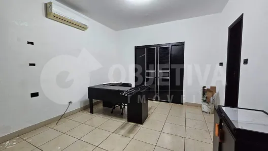 Casa com 3 Quartos para alugar, 250m² no Saraiva, Uberlândia