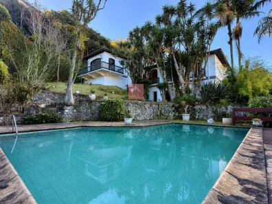 Casa com 3 Quartos à venda, 401m² no Valparaíso, Petrópolis