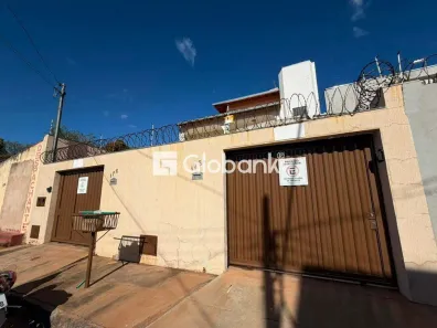 Casa com 4 Quartos para alugar, 120m² no Vila Brasília, Montes Claros