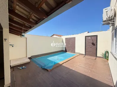 Casa com 3 Quartos para alugar, 140m² no Nova Uberlândia, Uberlândia