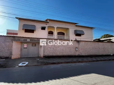 Casa com 3 Quartos para alugar, 120m² no João Alves, Montes Claros