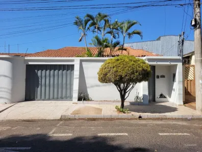 Casa com 3 Quartos para alugar, 165m² no Planalto, Uberlândia