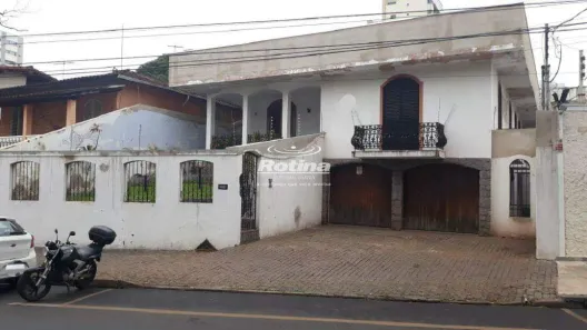 Casa com 5 Quartos para alugar, 370m² no Centro, Uberlândia