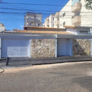 Casa com 3 Quartos para alugar, 250m² no Santa Mônica, Uberlândia
