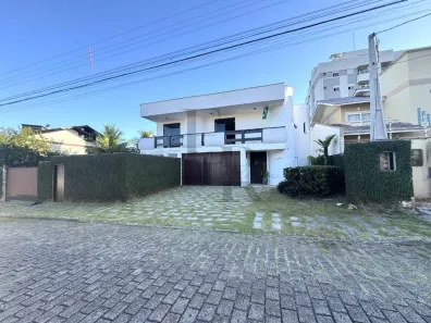 Sobrado com 3 Quartos para alugar, 295m² no Boa Vista, Joinville