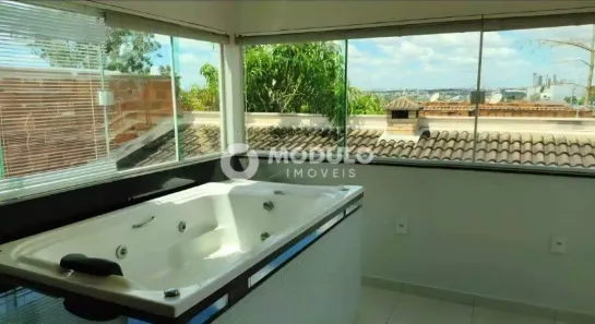 Casa com 3 Quartos para alugar, 200m² no Nova Uberlândia, Uberlândia