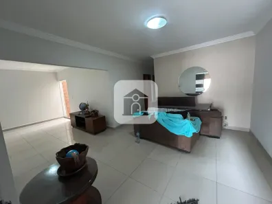 Casa com 3 Quartos para alugar, 250m² no Santa Mônica, Uberlândia