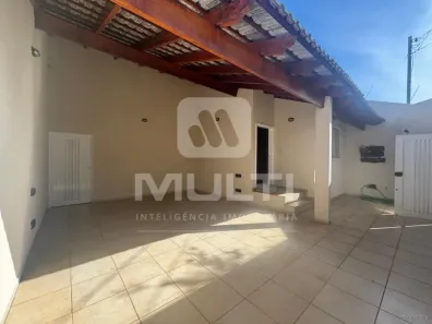 Casa com 3 Quartos para alugar, 200m² no Alto Umuarama, Uberlândia