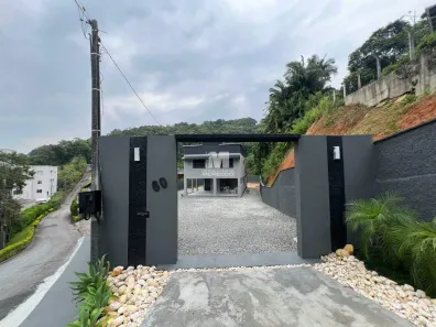 Casa com 4 Quartos para alugar, 250m² no Primeiro de Maio, Brusque