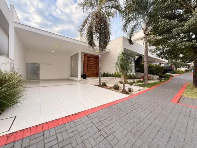 Casa de Condomínio com 3 Quartos para alugar, 300m² no Conjunto Habitacional Inocente Vila Nova Júnior, Maringá