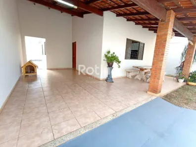 Casa com 3 Quartos à venda, 137m² no Santa Mônica, Uberlândia