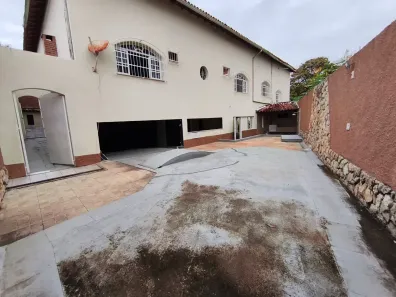 Casa com 5 Quartos para alugar, 400m² no Imbetiba, Macaé