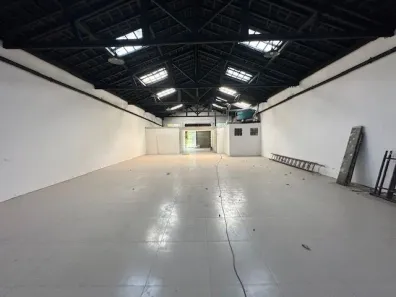 Galpão/Depósito/Armazém para alugar, 350m² no Jurubatuba, São Paulo