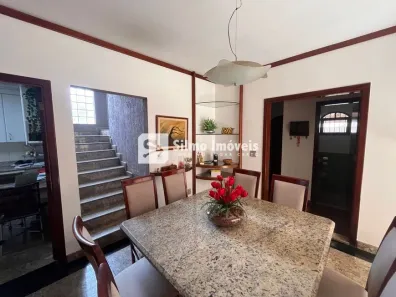 Sobrado com 4 Quartos à venda, 300m² no Tabajaras, Uberlândia