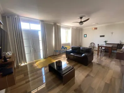 Casa com 4 Quartos à venda, 280m² no Centro, São Gonçalo