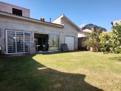 Casa com 3 Quartos à venda, 130m² no Messiânico, Londrina
