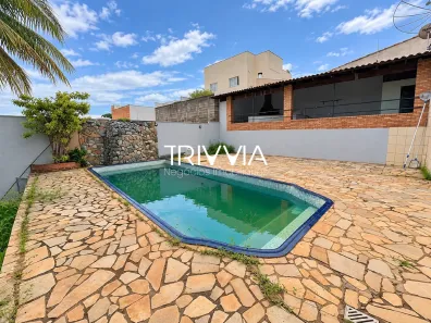 Casa com 4 Quartos para alugar, 210m² no Jardim Patrícia, Uberlândia