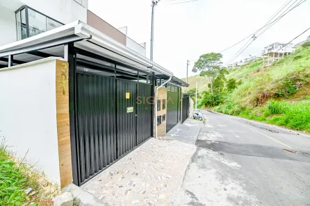 Casa com 2 Quartos à venda, 110m² no Santos Dumont, Juiz de Fora