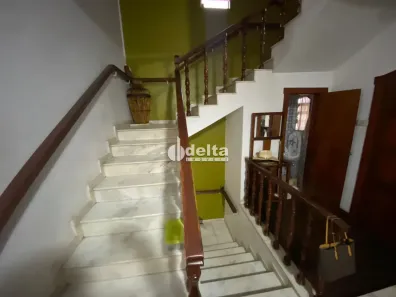 Casa com 3 Quartos para alugar, 400m² no Lídice, Uberlândia