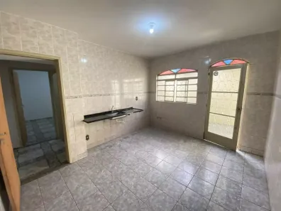Casa com 2 Quartos para alugar, 80m² no Sapucaia II, Contagem