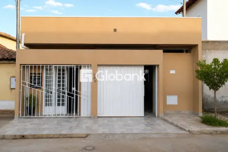Casa com 3 Quartos para alugar, 140m² no Acácias, Montes Claros
