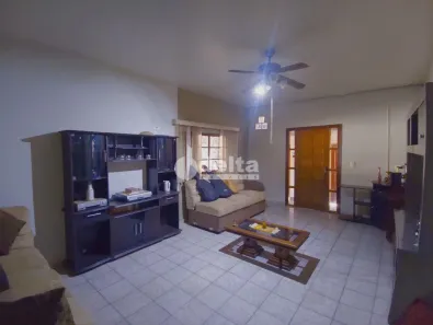 Casa com 3 Quartos à venda, 267m² no Santa Mônica, Uberlândia