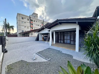 Casa com 3 Quartos à venda, 220m² no Santo Antônio, Joinville