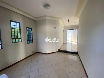 Casa com 3 Quartos para alugar, 190m² no Cidade Jardim, Uberlândia