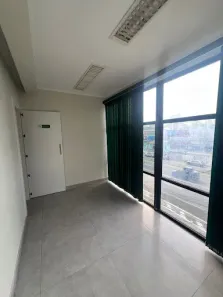 Sala Comercial para alugar, 184m² no Cavaleiros, Macaé