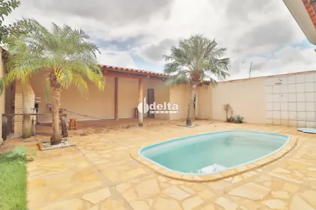 Casa com 3 Quartos para alugar, 185m² no Nova Uberlândia, Uberlândia