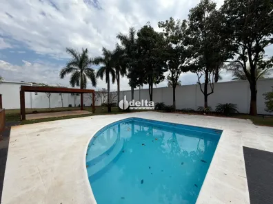 Casa com 5 Quartos para alugar, 550m² no Morada da Colina, Uberlândia