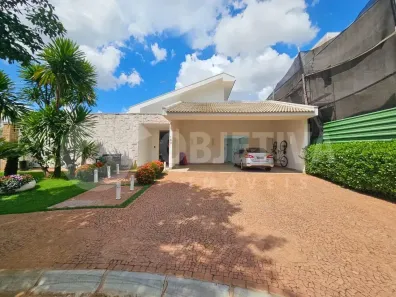 Casa de Condomínio com 4 Quartos à venda, 300m² no Jardim Karaíba, Uberlândia
