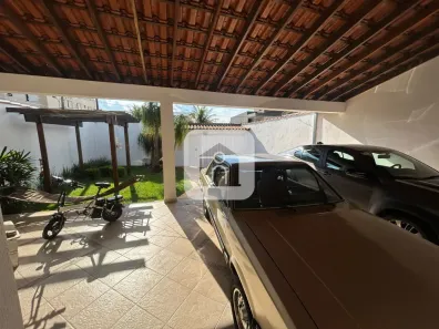 Casa com 3 Quartos para alugar, 180m² no Presidente Roosevelt, Uberlândia