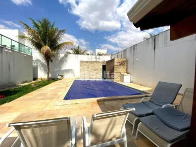 Casa com 4 Quartos para alugar, 500m² no Jardim Karaíba, Uberlândia