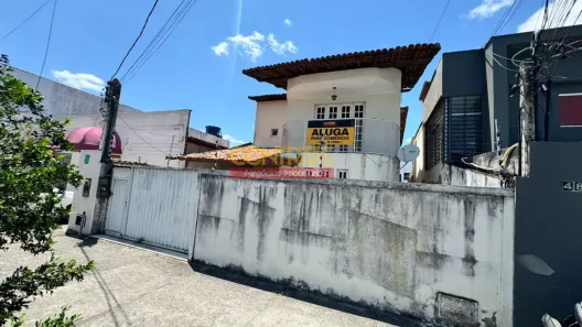 Casa com 3 Quartos para alugar, 200m² no Capuchinhos, Feira de Santana