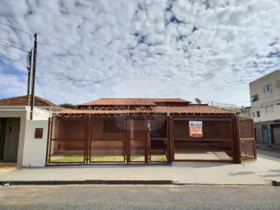 Casa com 3 Quartos para alugar, 200m² no Umuarama, Uberlândia