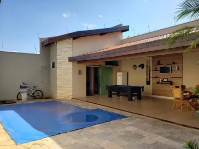 Casa com 3 Quartos para alugar, 378m² no Marta Helena, Ituiutaba