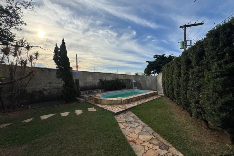 Casa com 4 quartos — Santa Amélia, Belo Horizonte