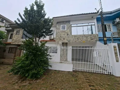 Sobrado com 3 Quartos para alugar, 195m² no Parque São Paulo, Cascavel