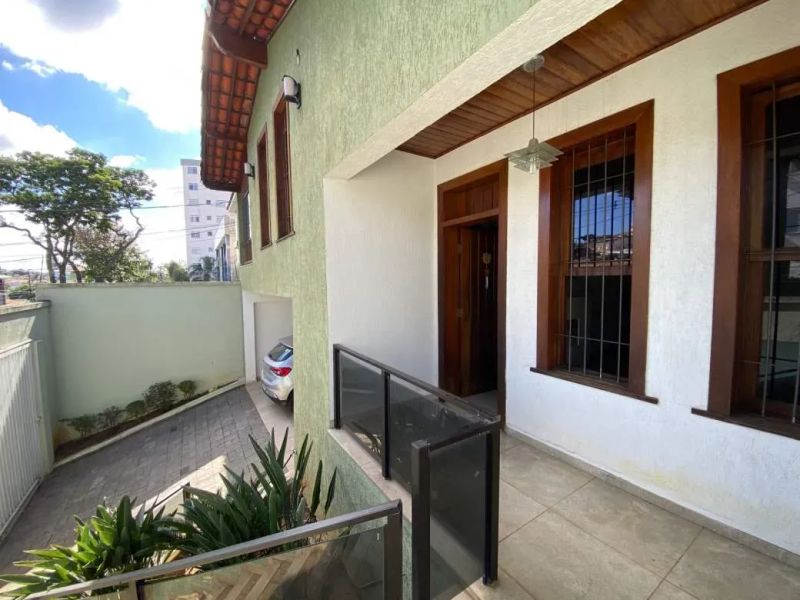Casa com 3 quartos — Santa Amélia, Belo Horizonte