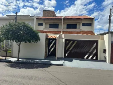 Casa com 4 Quartos à venda, 298m² no Vila Fujita, Londrina