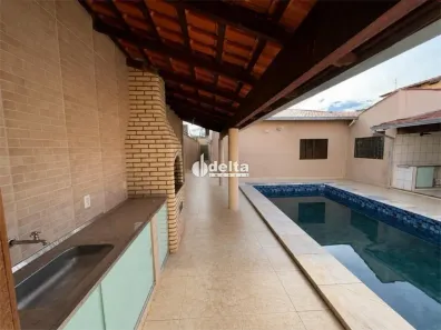 Casa com 3 Quartos para alugar, 250m² no Santa Mônica, Uberlândia