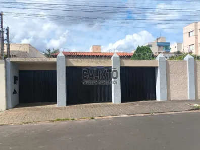 Casa com 3 Quartos à venda, 250m² no Marta Helena, Uberlândia