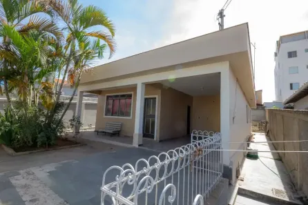 Casa com 3 Quartos para alugar, 360m² no Santa Mônica, Belo Horizonte