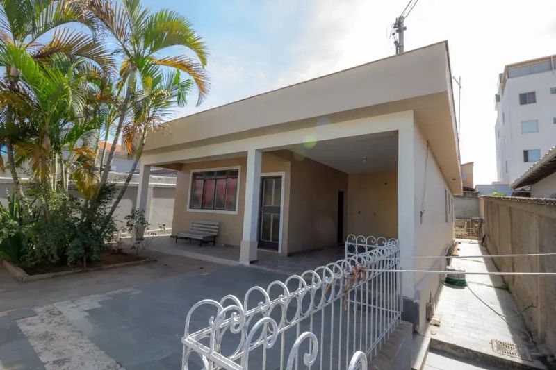 Casa com 3 quartos — Santa Mônica, Belo Horizonte