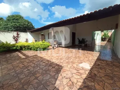 Casa com 3 Quartos à venda, 180m² no Segismundo Pereira, Uberlândia
