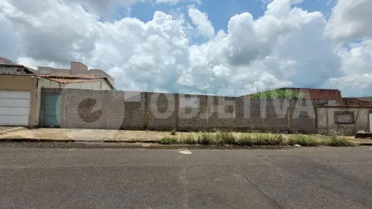 Lote/Terreno à venda, 300m² no Segismundo Pereira, Uberlândia